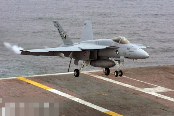 美军F22战机击落苏22,用的是响尾蛇空空导弹