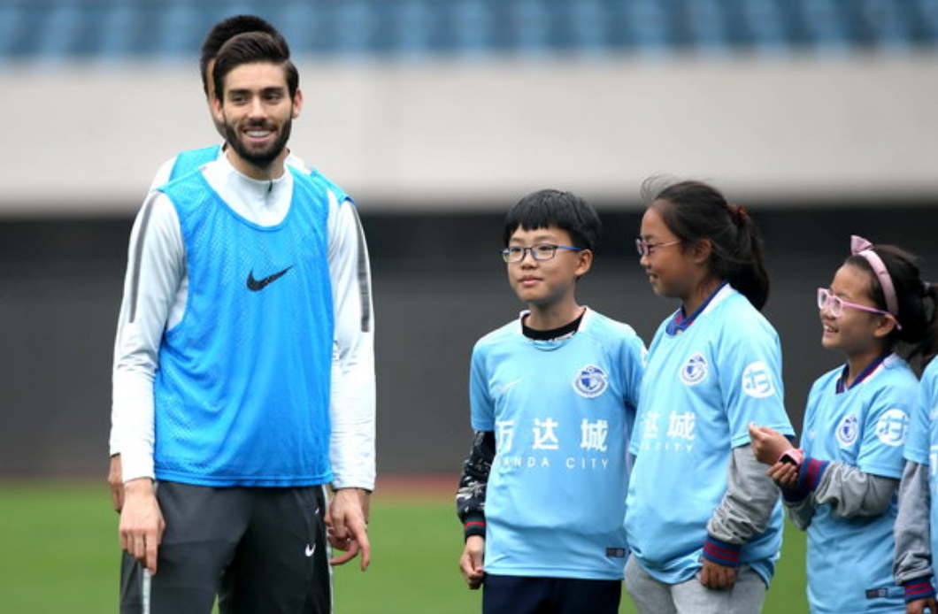 大连一方丰特、卡拉斯科等球员，一起助力大连青少年足球发展