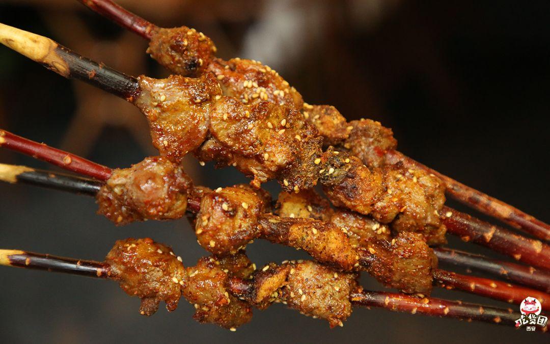 北郊这家“烧烤传奇”要被西安人挤爆了!一口就能征服你的胃!