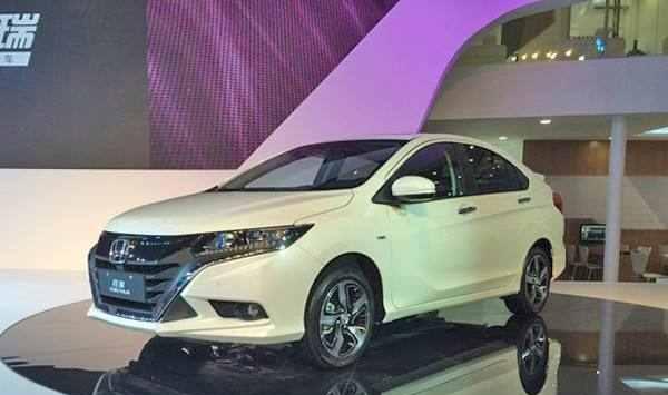 这款车才9万, 一公里油耗才3毛, 省油还得日系车!