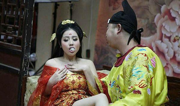 为什么古代正室在侍寝时, 小妾必须在一旁服侍