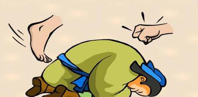 《看图猜成语》这个男人有人打他,有人踢他,都