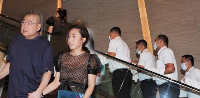 香港富豪林建岳设宴60大寿, 刘銮雄精神大好拖着老婆甘比道贺