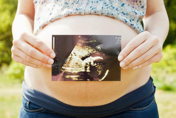 袁弘36岁生日迎大礼,张歆艺宣布怀孕,里面充满