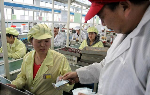 工厂宁愿给中介公司介绍费,也不愿意给员工加