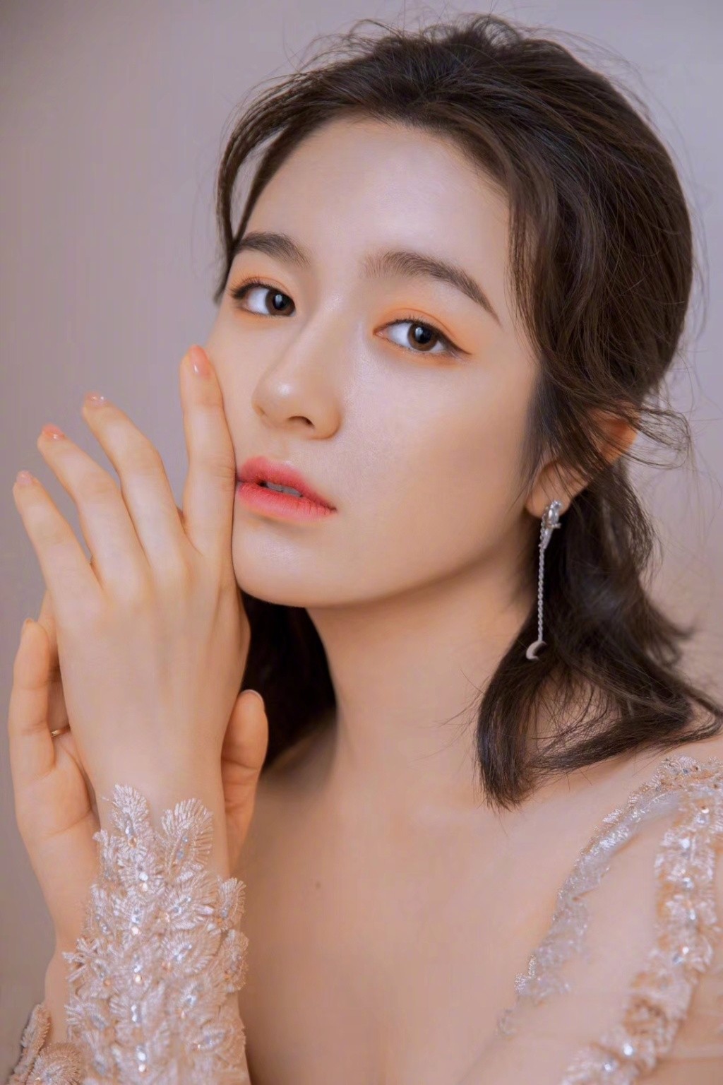 李兰迪,谭松韵,俞飞鸿,三代女星上海电影节造型各个惊艳!