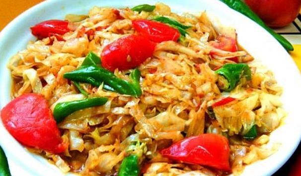 食材:绿甘蓝;番茄;;盐;食用油;花椒;大蒜;白糖。 做法:首先把绿色的甘蓝用面粉水侵泡一会儿,然后再洗净,洗干净的甘蓝先用手撕成块儿,再用刀切成条,把番茄切片,蒜去皮后,也切片。然后起锅烧油,放入花椒和蒜片,把绿甘蓝入锅,大火爆炒,加入番茄继续爆炒,出国前加点盐和白糖,重口味的还可以加点味精或者鸡精哦。 最后,番茄爆炒绿甘蓝就出锅了,非常美味! (感谢大家的浏览,记得加我关注哟,图片来源于网络,如有侵权,请与作者联系,删除。) (特别声明:以上文章内容仅代表作者本人观点,不代表新浪看点观点或立场。