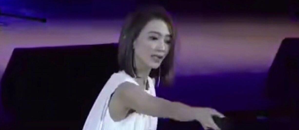 囧哥:戴佩妮演唱会掐大腿唱歌