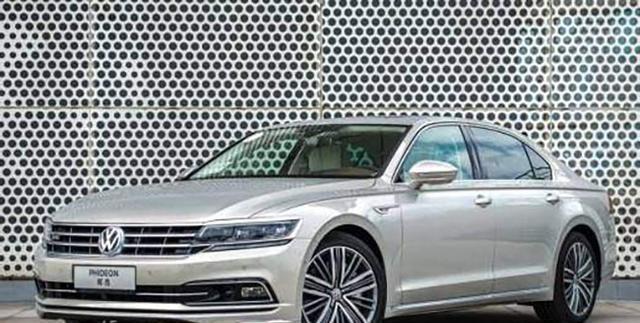 小伙花36万买辉昂, 遇到一停车位尴尬了, 不知道该不该停