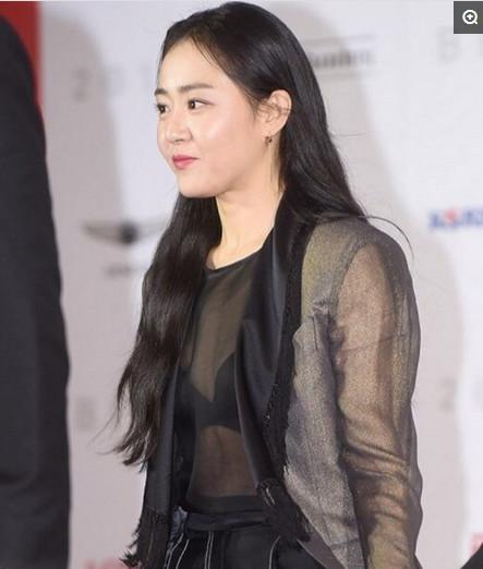 网友文根英透明教练出席活动女星:斗鸡眼,不太原射箭队西服图片