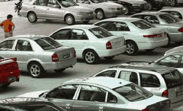 仓库库存车爆满，降价都没人买，消费者观望市场，4S店却难受了