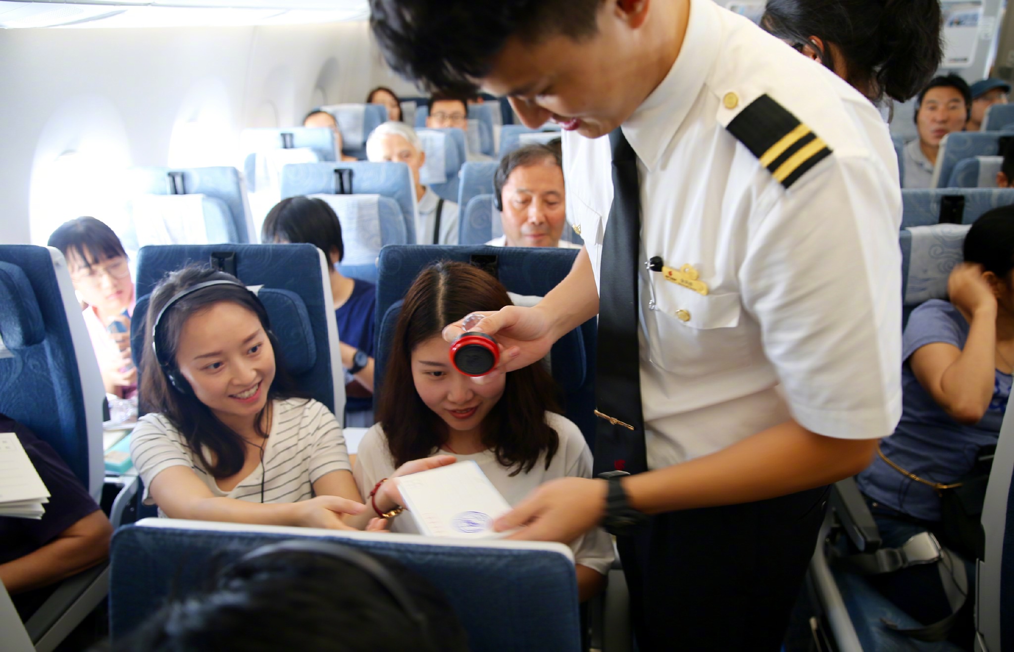 国航空客350成都首航成功