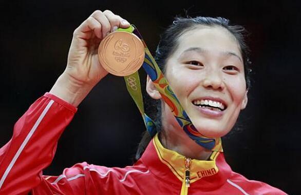 中国女排一号人物年薪千万,到手却不到一半,其
