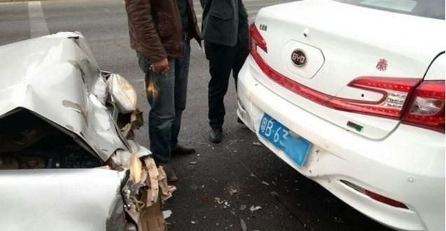 长安铃木追尾比亚迪秦, 铃木车主下车后开始怀疑人生!