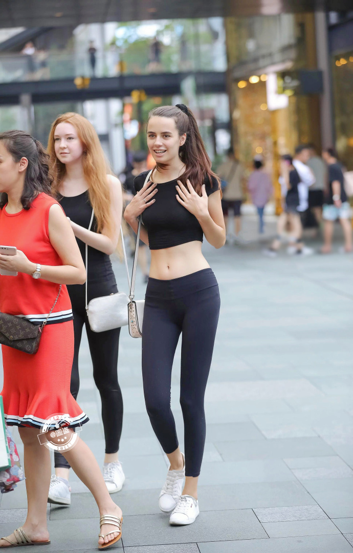 路人街拍,外国美女打底裤搭配黑色紧身衣,大长腿第最大亮点!