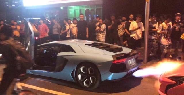 北京一辆兰博基尼路边轰油门, 喷火烧到后面的迈凯伦, 这下尴尬了