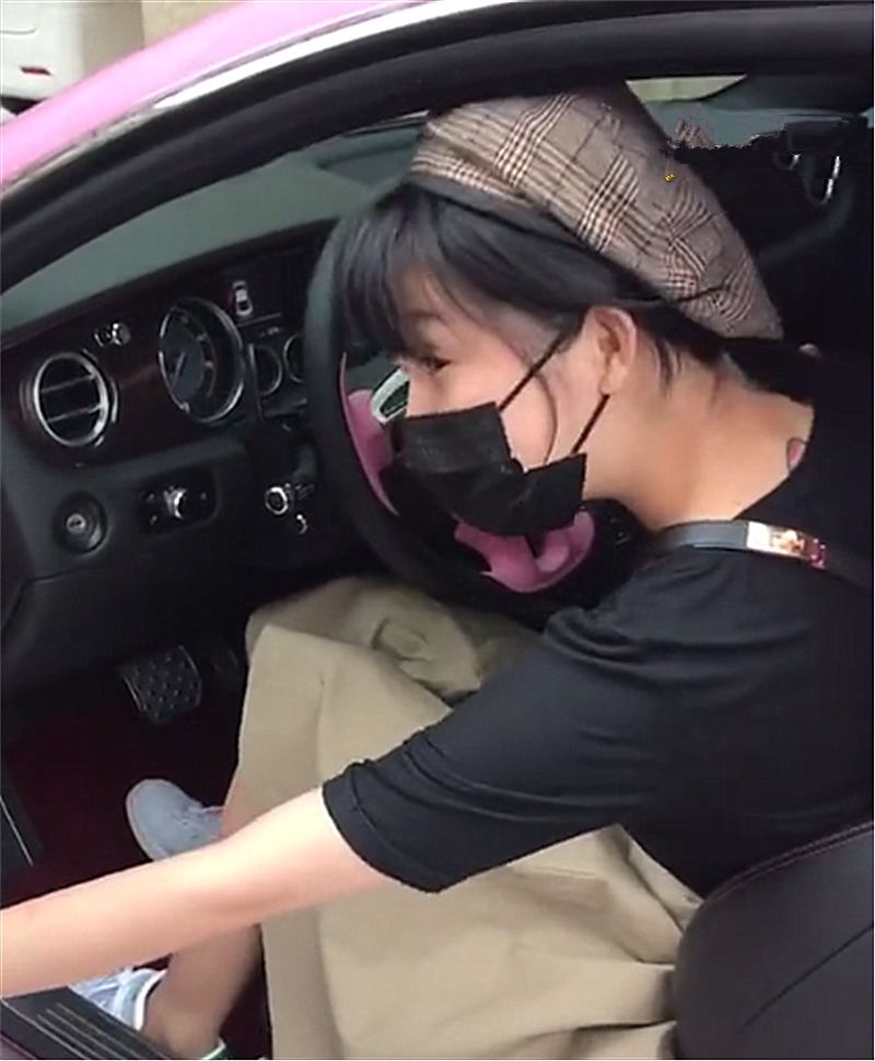 街头偶遇258万宾利,车主是一位小姐姐,车漆是粉色很骚