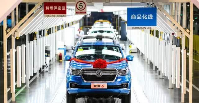 这款全新的车,采用与奔驰相同的底盘技术,搭载2.5T+6AT
