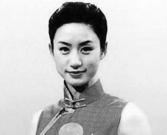 她是央视知名主持人,样貌地位压董卿一筹,33岁