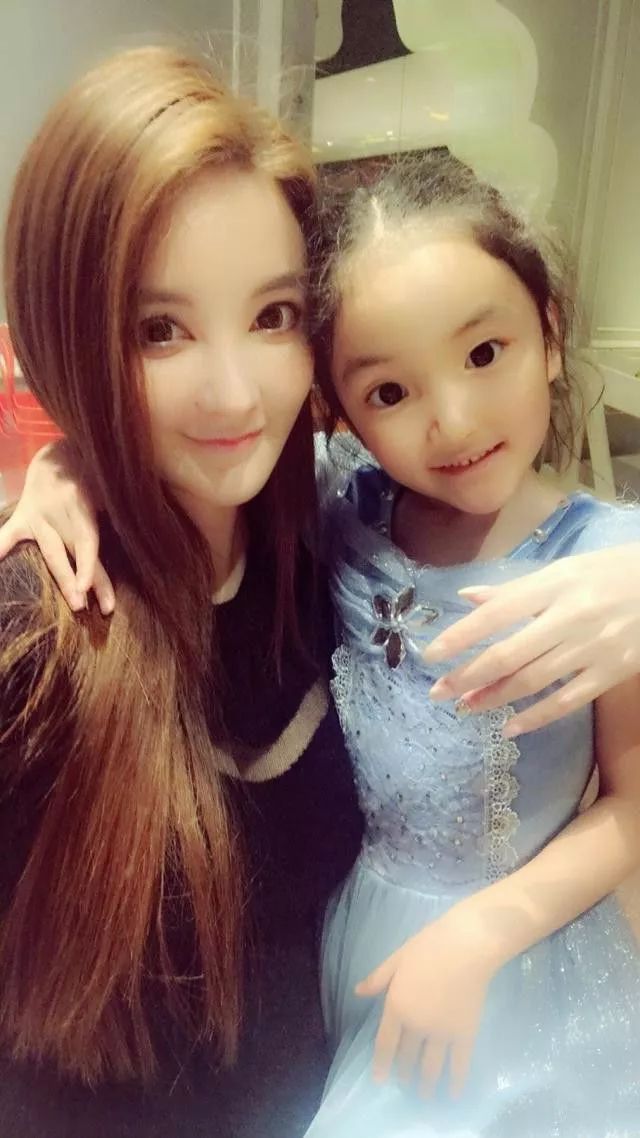刘雨欣用力过猛，一家人都成了网红接班人！