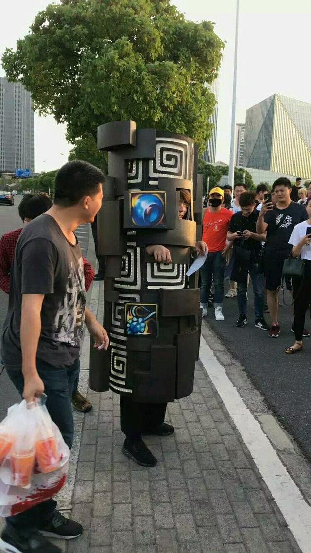 dnf玩家扮成深渊柱子走上大街引起路人围观拍照