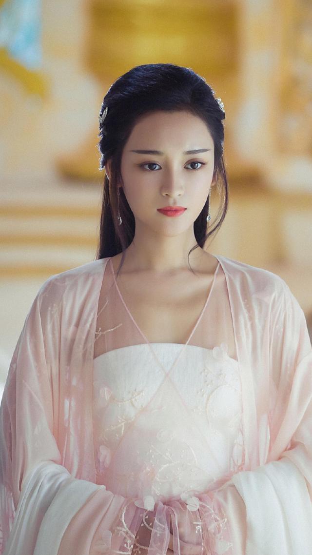 王一菲刚跟公司解约不久就开始走红,杨幂估计