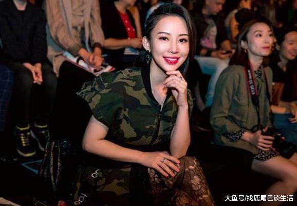 “九球天后”潘晓婷现身秀场, 迷彩群蕾丝丝袜, 混搭的艺术美!