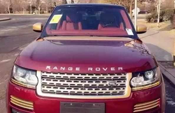 路虎揽胜停在路边很是抢眼