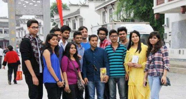 巴基斯坦一家三口来中国旅游,看到横店影视城