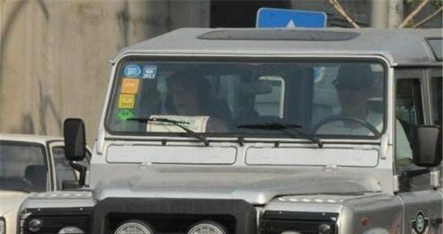 演技不输张嘉译,片酬40万一集,今开路虎,年薪不