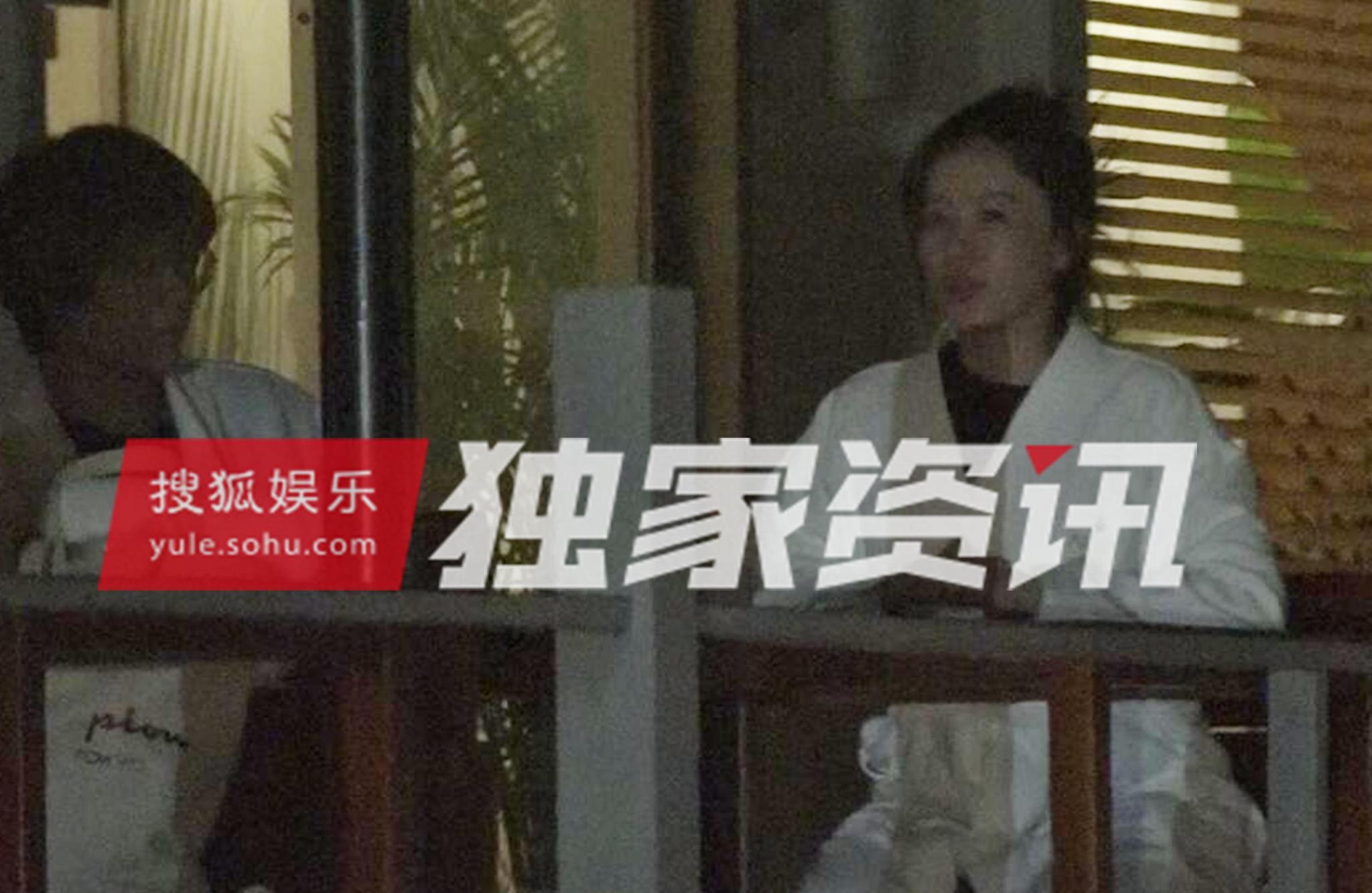 独家：随性girl！阙清子深夜浴袍露天咖啡店背台词