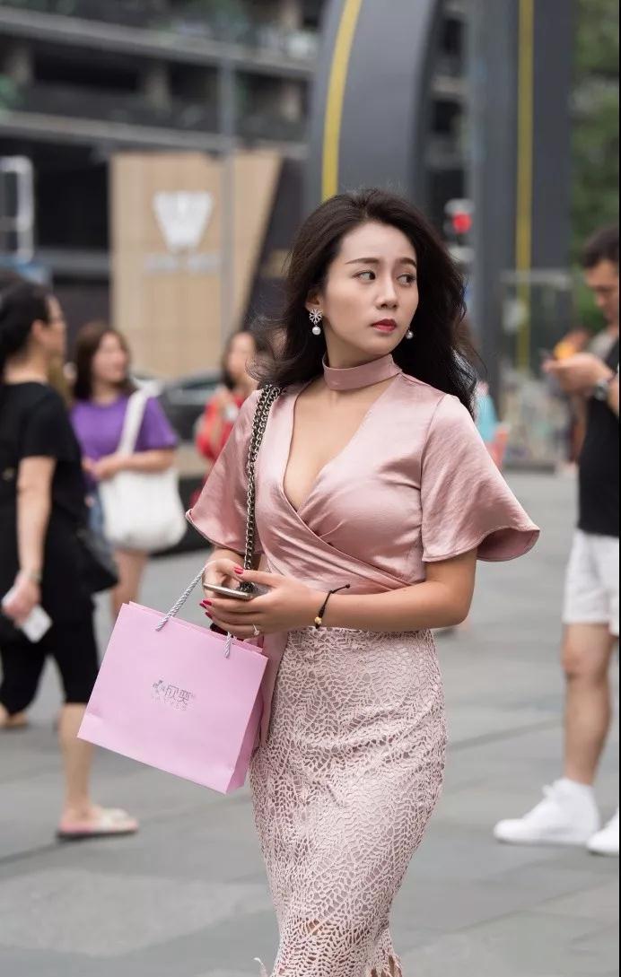 街拍:成熟的女人味,分不清哪最漂亮性感了,个个都迷人