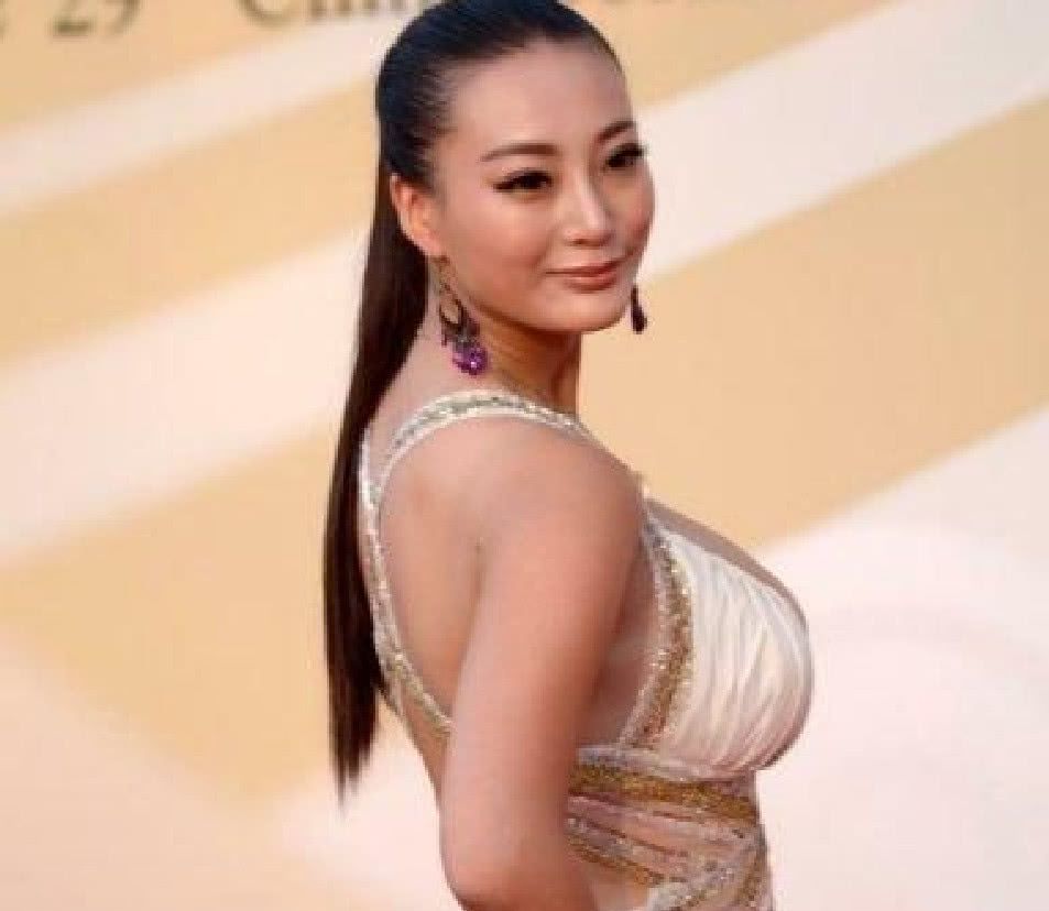 王李丹妮打扮不顾形象,亮相红毯受万千瞩目,网友:和没穿一样!