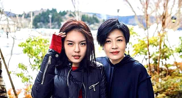 已故央视主持人李咏和妻子女儿的温馨全家福照，第一张照片太开心