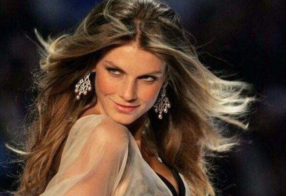 最会扭的维密超模:小KK猫系台步,老米裱系台步