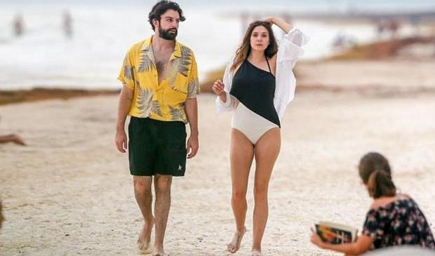 “猩红女巫”伊丽莎白·奥尔森穿黑白泳衣,与男友一同漫步沙滩