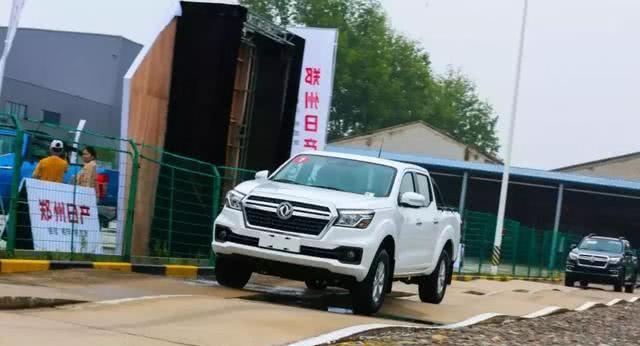 这款全新的车,采用与奔驰相同的底盘技术,搭载2.5T+6AT