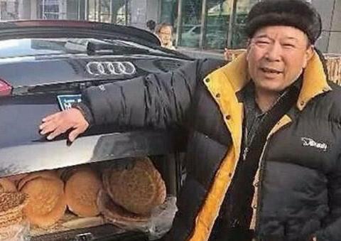 将近60岁的老大爷开豪车卖烧饼，网友：难不成是想当网红