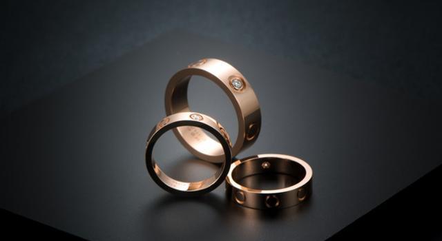 卡地亚对戒多少钱?卡地亚LOVE对戒,佩戴在手