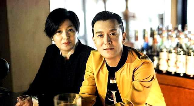 已故央视主持人李咏和妻子女儿的温馨全家福照，第一张照片太开心