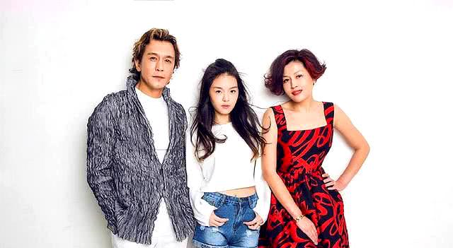 已故央视主持人李咏和妻子女儿的温馨全家福照，第一张照片太开心