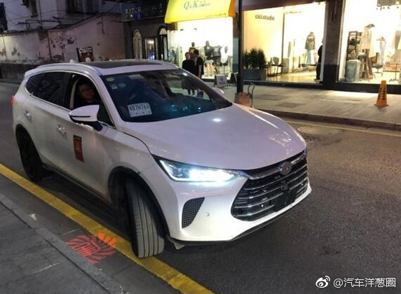 比亚迪全新唐上路了！迎宾灯吓了我一跳