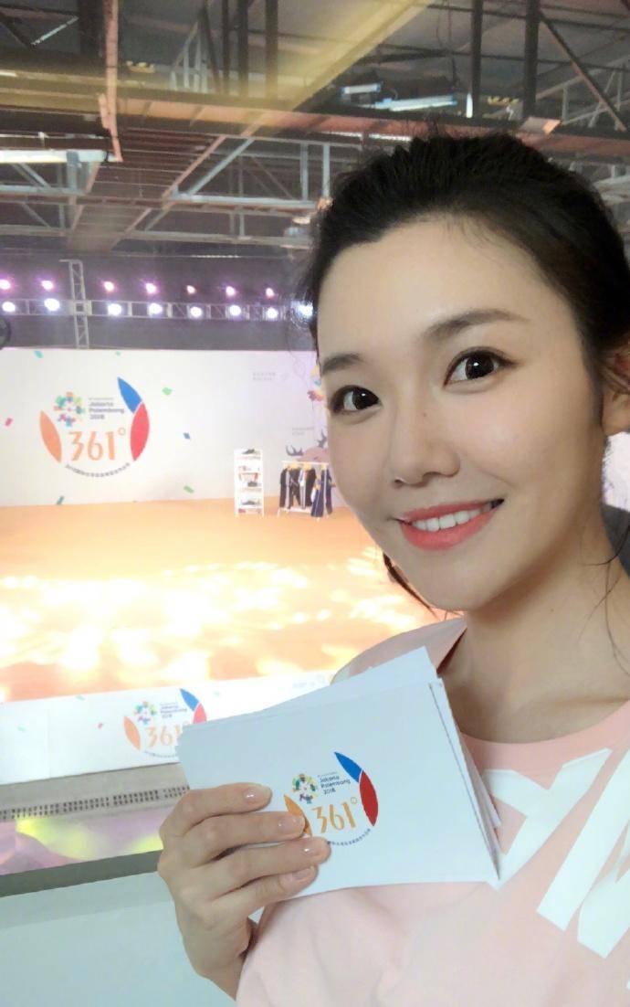 央视第一足球女解说!球衣预言让球迷心有余悸