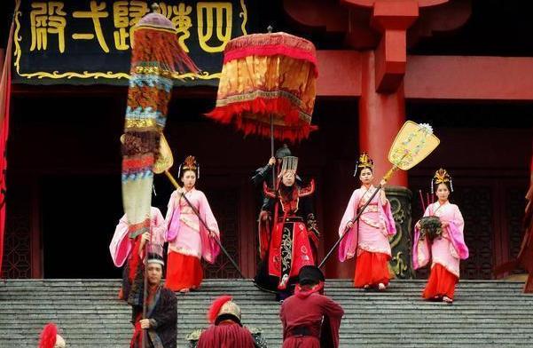 中国史上极为荒唐的“土皇帝”，登基不下4次，诱奸妇女50多人