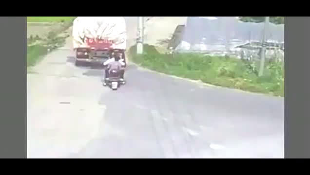 2大货车正倒车，电动车靠过来，车上人的智商被碾压  ​