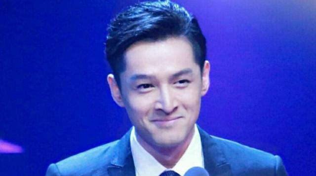 胡歌手臂纹身被曝光,2字寓意让人心酸,为了拍