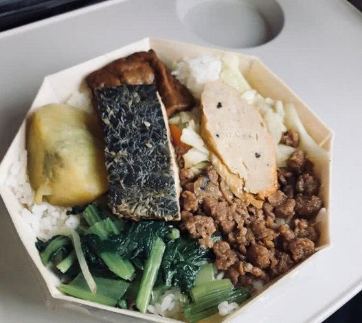 网友在台湾高铁上买了份盒饭,打开一看,还以为