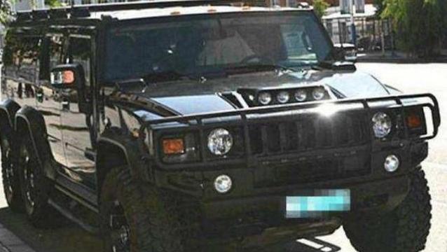 六轮悍马停路边数小时, 看到车尾的大字, 才明白车主为何敢这么停