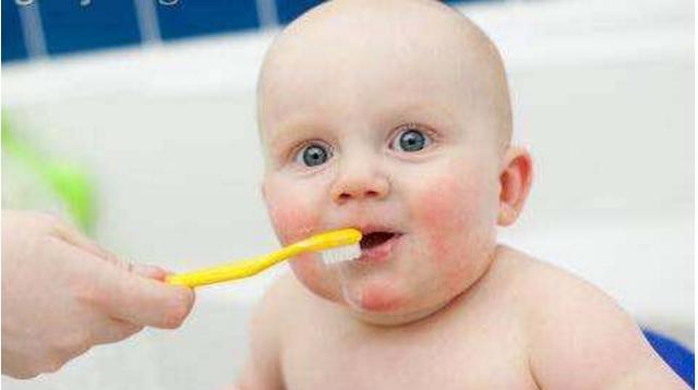 宝宝几岁开始刷牙 牙刷不对危害大,宝宝牙刷你