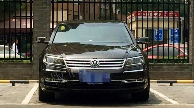 139万元买的大众辉腾，五年八万公里，停车场上依旧“闪着光”